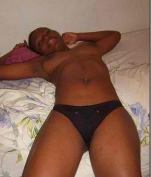 Naughty Black GF Lets Boyfriend Take Nude Pics