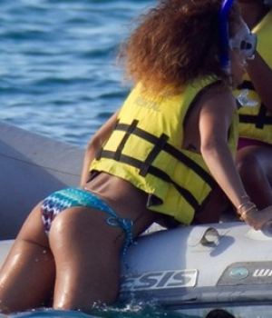 Rihanna Hot  Hawaii Vacation Pics